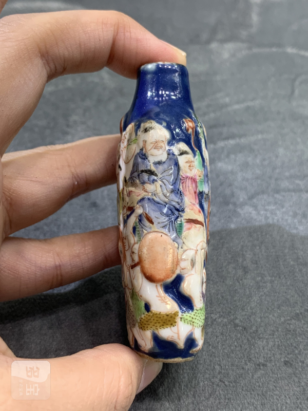 清中期蓝地堆塑粉彩钟馗嫁妹人物故事纹鼻烟壶 - 图5